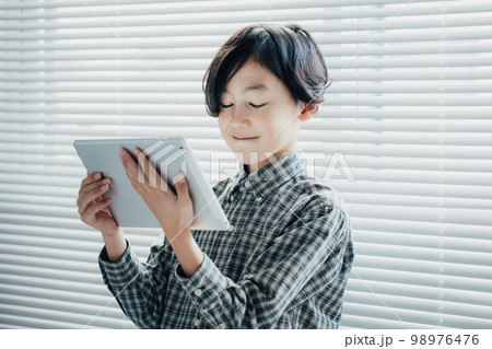 タブレットに夢中な男子 タブレットに夢中な男子 98976476