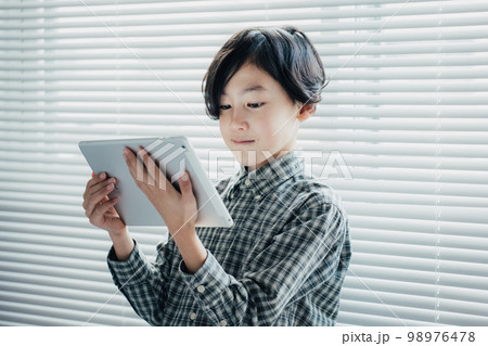 タブレットに夢中な男子 タブレットに夢中な男子 98976478