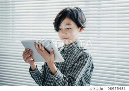 タブレットに夢中な男子 98976481