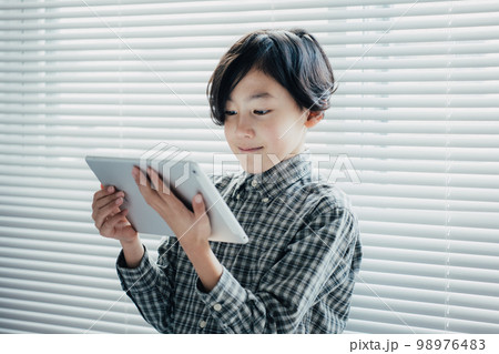 タブレットに夢中な男子 タブレットに夢中な男子 98976483