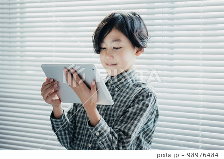 タブレットに夢中な男子 タブレットに夢中な男子 98976484