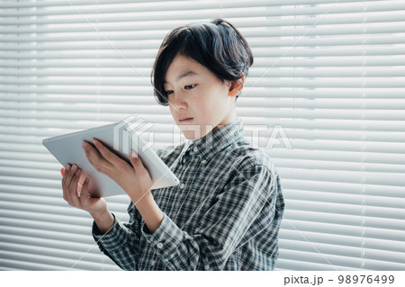 タブレットに夢中な男子 98976499