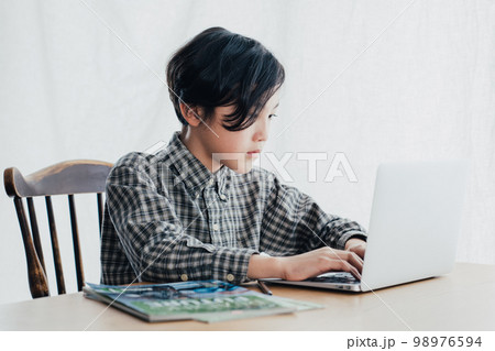 PC学習する男子 PC学習する男子 98976594