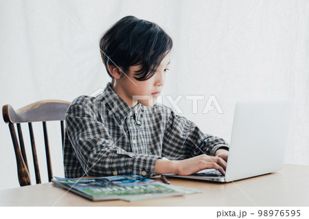 PC学習する男子 98976595