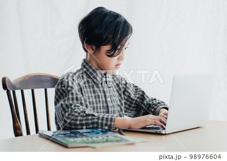PC学習する男子 PC学習する男子 98976604