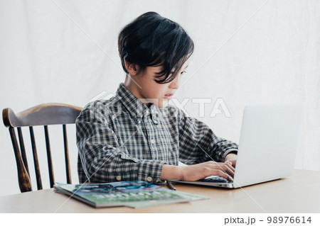 PC学習する男子 PC学習する男子 98976614