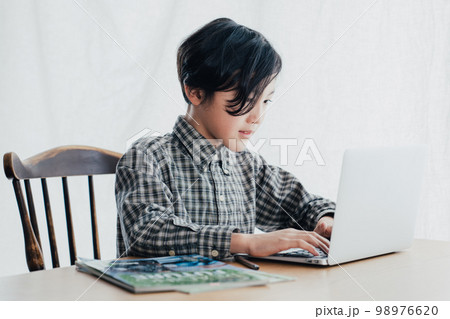 PC学習する男子 PC学習する男子 98976620