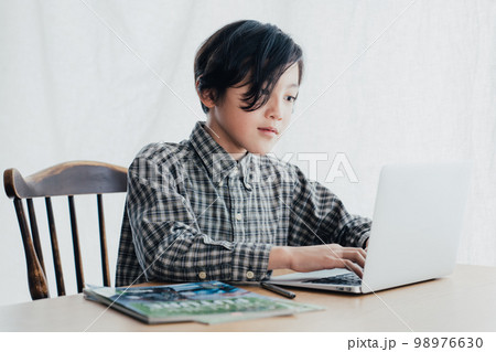 PC学習する男子 PC学習する男子 98976630