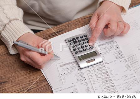 【家計簿をつける主婦】 【家計簿をつける主婦】 98976836