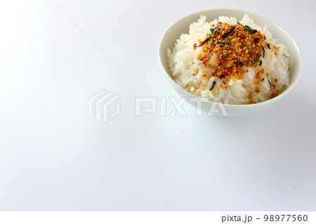 茶碗に盛ったごはんにかかった、たまごふりかけ 98977560