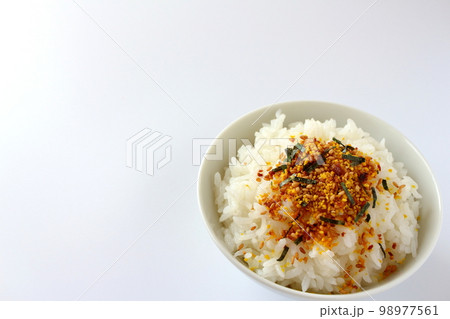 茶碗に盛ったごはんにかかった、たまごふりかけ 98977561