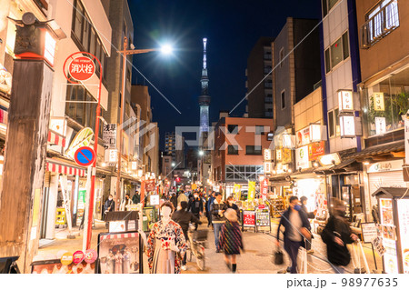 《東京都》夜の浅草・賑わう歓楽街 98977635