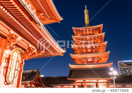 《東京都》夜の浅草寺・宝蔵門 98977668