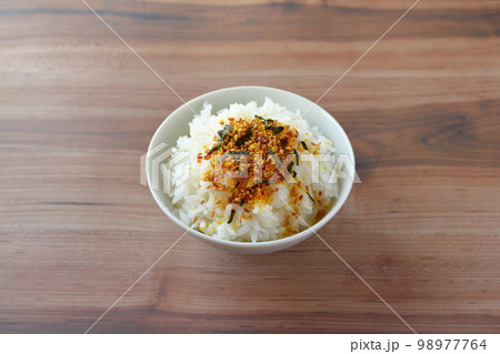 茶碗に盛ったごはんにかかった、たまごふりかけ 茶碗に盛ったごはんにかかった、たまごふりかけ 98977764