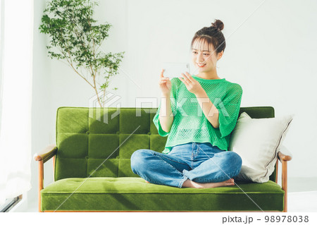 スマホで動画を観る女性 スマホで動画を観る女性 98978038