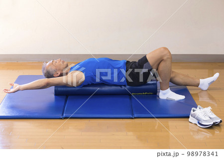 ストレッチポールでストレッチをする中高年男性 ストレッチポールでストレッチをする中高年男性 98978341