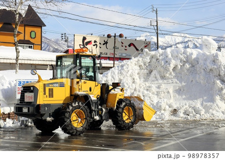 新潟　湯沢　雪国のイメージ　除雪車 98978357