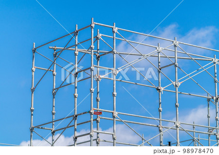建設現場　くさび足場　ビケ　青空 98978470