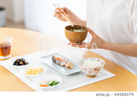 朝ごはんを食べる若い女性 朝ごはんを食べる若い女性 98980079