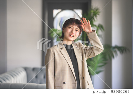 挨拶する女性 98980265