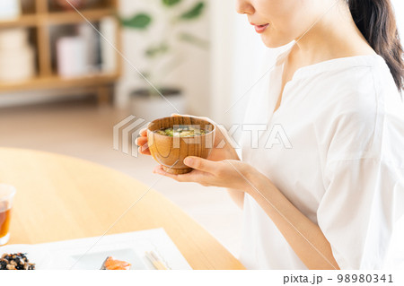 朝ごはんを食べる若い女性 朝ごはんを食べる若い女性 98980341