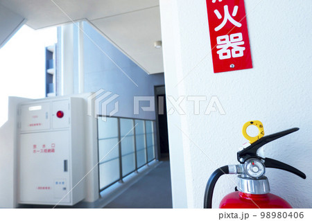 マンションに設置されている消火器 98980406