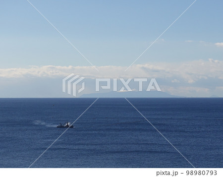 水平線上の伊豆大島 水平線上の伊豆大島 98980793