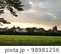 Park　夕暮れの緑の公園 98981256