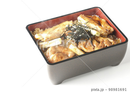 タレがたっぷりかかった熱々炭火焼き鳥重を白背景で撮影 タレがたっぷりかかった熱々炭火焼き鳥重を白背景で撮影 98981691