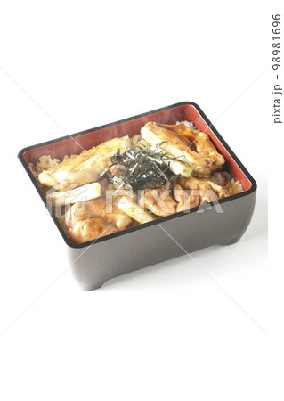 タレがたっぷりかかった熱々炭火焼き鳥重を白背景で撮影 98981696