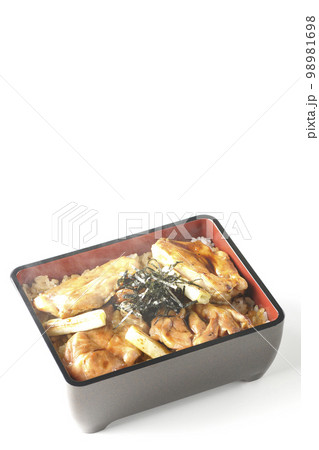 タレがたっぷりかかった熱々炭火焼き鳥重を白背景で撮影 98981698