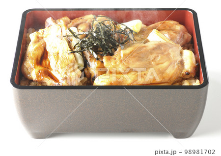 タレがたっぷりかかった熱々炭火焼き鳥重を白背景で撮影 タレがたっぷりかかった熱々炭火焼き鳥重を白背景で撮影 98981702