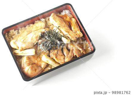 タレがたっぷりかかった熱々炭火焼き鳥重を白背景で俯瞰撮影 98981762