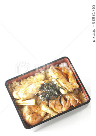 タレがたっぷりかかった熱々炭火焼き鳥重を白背景で俯瞰撮影 タレがたっぷりかかった熱々炭火焼き鳥重を白背景で俯瞰撮影 98981765