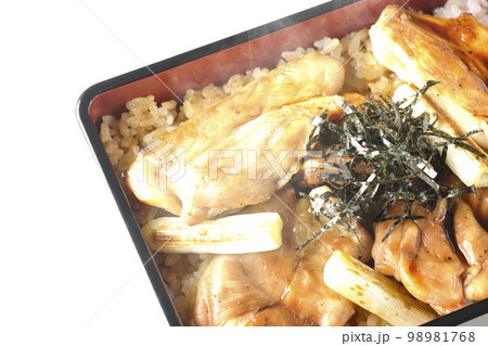 タレがたっぷりかかった熱々炭火焼き鳥重を白背景で俯瞰撮影 98981768