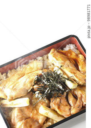 タレがたっぷりかかった熱々炭火焼き鳥重を白背景で俯瞰撮影 98981771