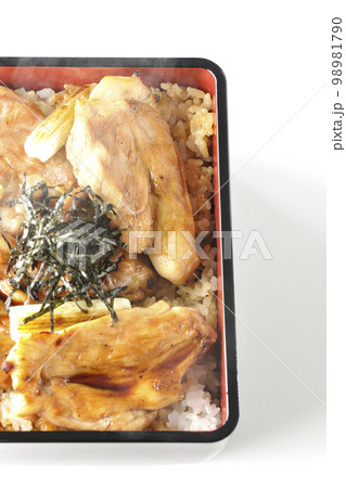 タレがたっぷりかかった熱々炭火焼き鳥重を白背景で俯瞰撮影 98981790