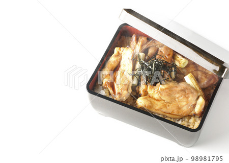 タレがたっぷりかかった熱々炭火焼き鳥重を白背景で俯瞰撮影 タレがたっぷりかかった熱々炭火焼き鳥重を白背景で俯瞰撮影 98981795