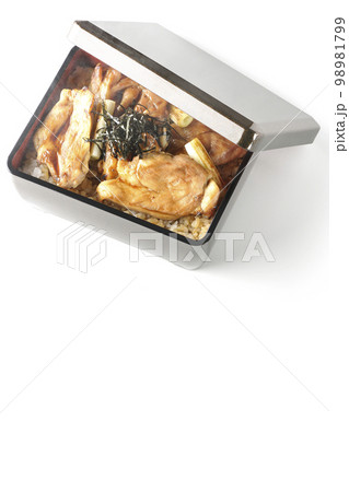 タレがたっぷりかかった熱々炭火焼き鳥重を白背景で俯瞰撮影 98981799