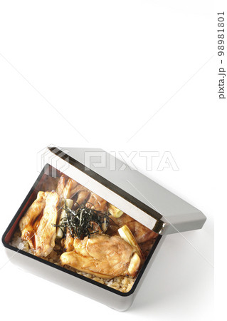 タレがたっぷりかかった熱々炭火焼き鳥重を白背景で俯瞰撮影 タレがたっぷりかかった熱々炭火焼き鳥重を白背景で俯瞰撮影 98981801