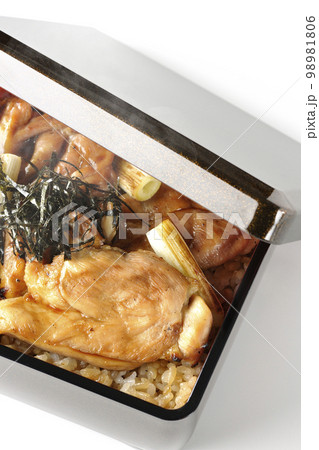 タレがたっぷりかかった熱々炭火焼き鳥重を白背景で俯瞰撮影 タレがたっぷりかかった熱々炭火焼き鳥重を白背景で俯瞰撮影 98981806