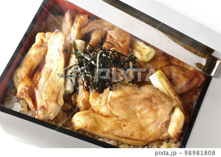 タレがたっぷりかかった熱々炭火焼き鳥重を白背景で俯瞰撮影 タレがたっぷりかかった熱々炭火焼き鳥重を白背景で俯瞰撮影 98981808