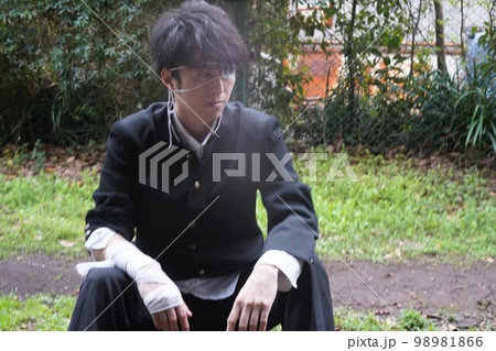 座って休憩する中二病 座って休憩する中二病 98981866