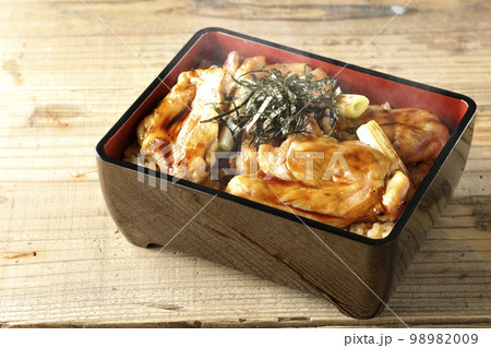 タレがたっぷりかかった熱々炭火焼き鳥重 タレがたっぷりかかった熱々炭火焼き鳥重 98982009
