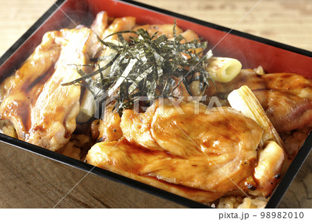 タレがたっぷりかかった熱々炭火焼き鳥重 98982010