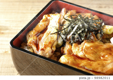 タレがたっぷりかかった熱々炭火焼き鳥重 98982011