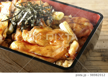タレがたっぷりかかった熱々炭火焼き鳥重 タレがたっぷりかかった熱々炭火焼き鳥重 98982012