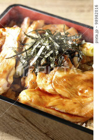 タレがたっぷりかかった熱々炭火焼き鳥重 98982016