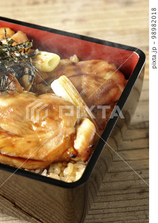 タレがたっぷりかかった熱々炭火焼き鳥重 98982018