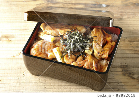 タレがたっぷりかかった熱々炭火焼き鳥重 タレがたっぷりかかった熱々炭火焼き鳥重 98982019